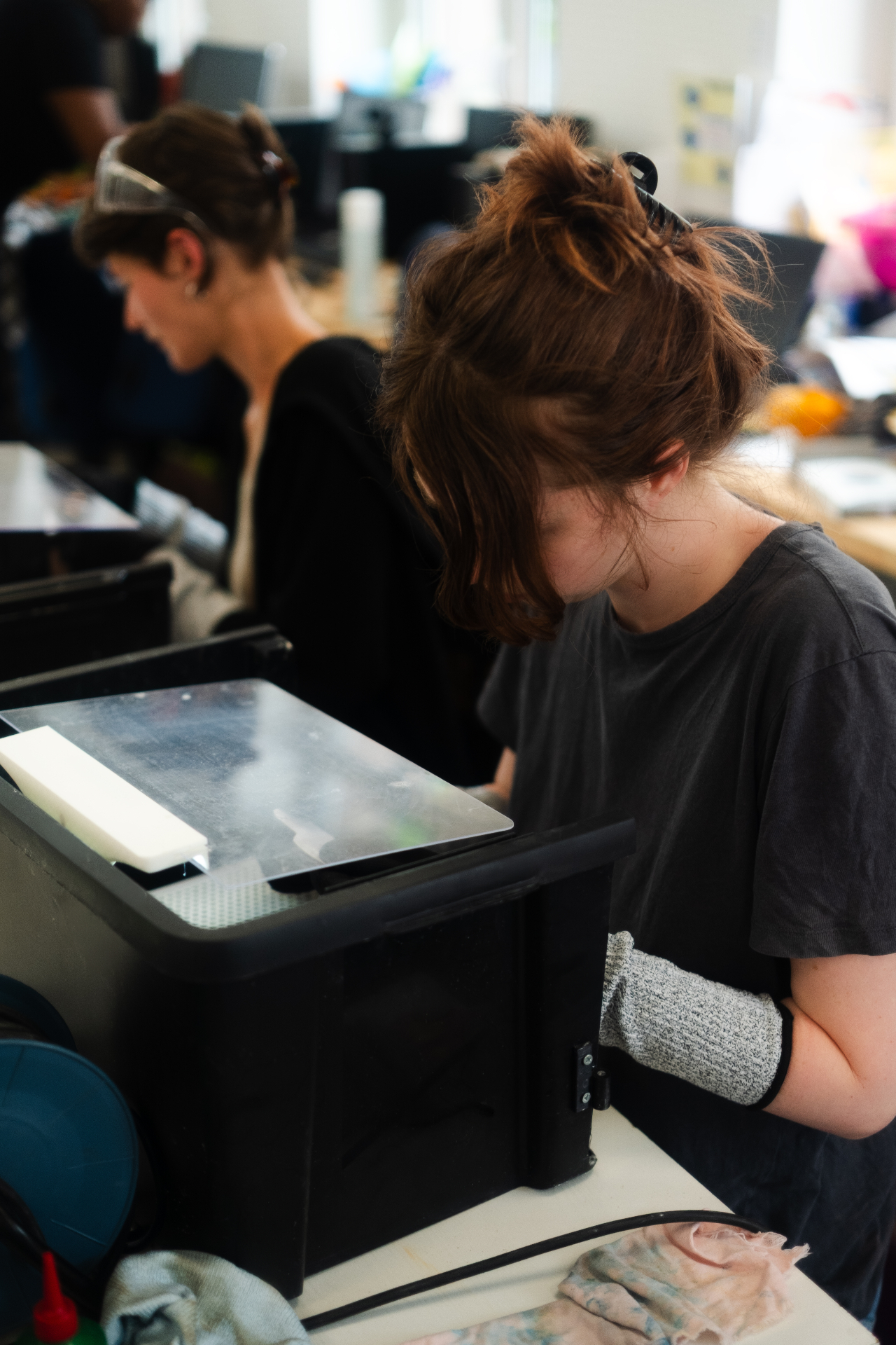 Participants concentrés au travail autour des postes de découpe