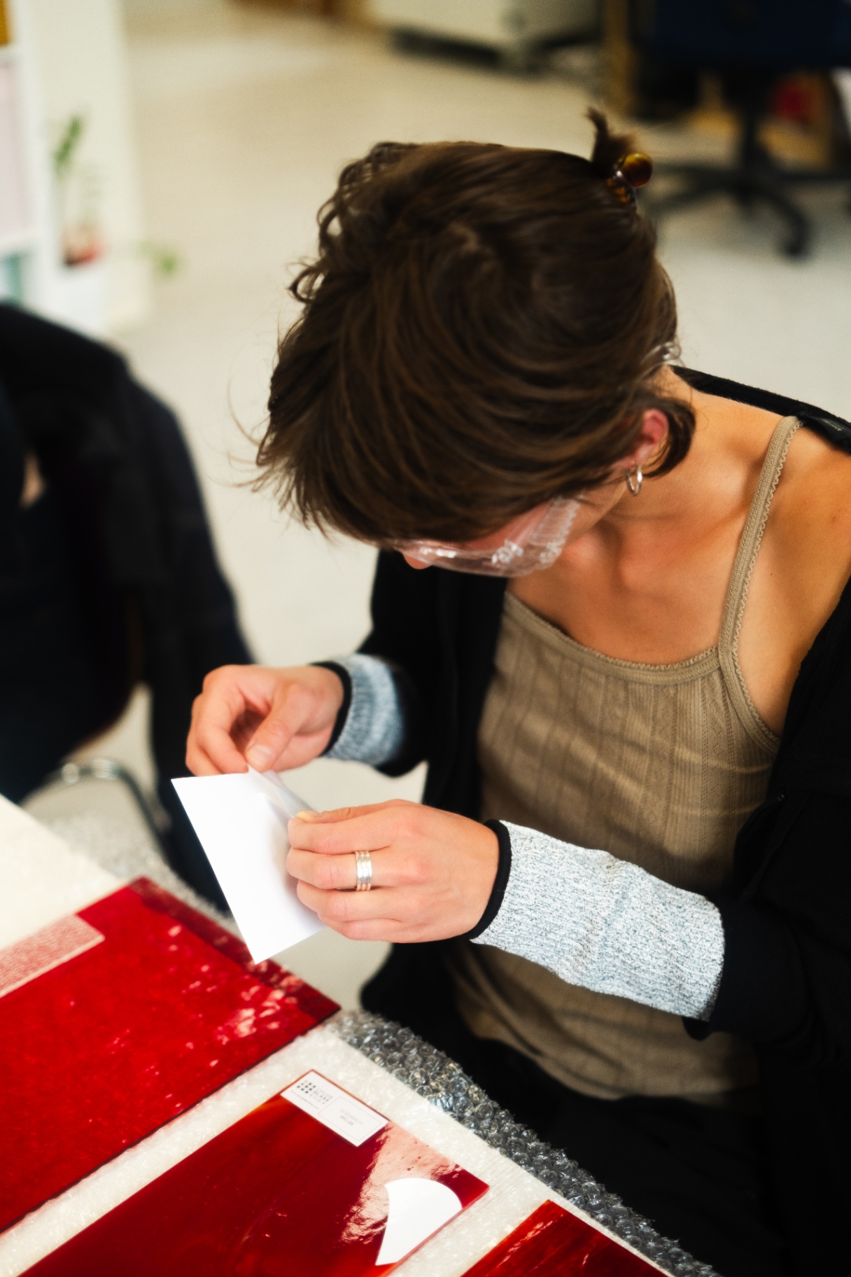 Participante décollant la protection d'un gabarit