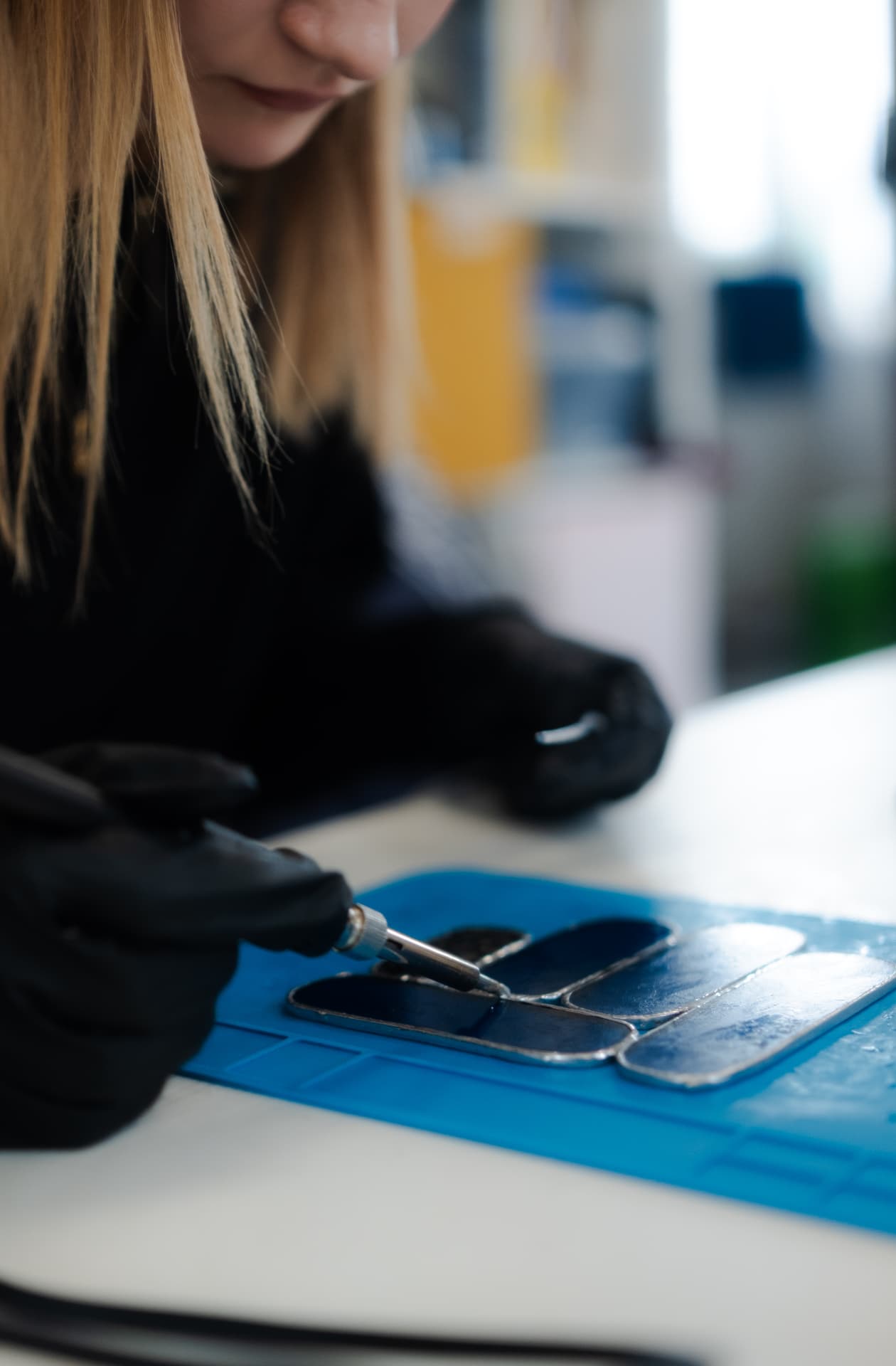 Meulage des pièces de verre bleu à la meuleuse