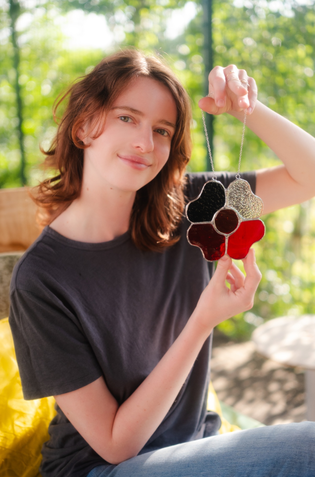 Participante présentant son suncatcher fleur en vitrail Tiffany