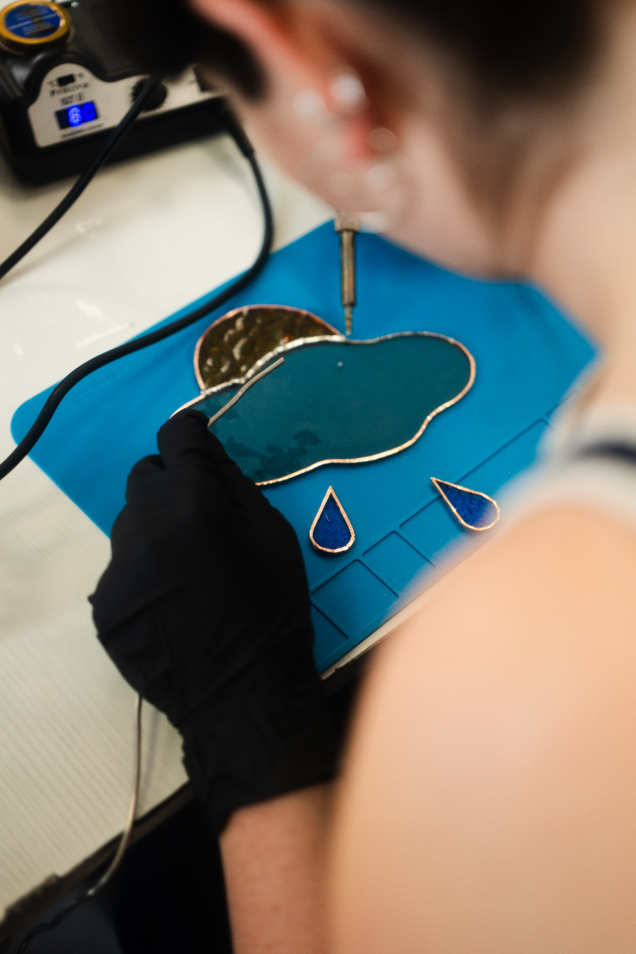 Assemblage et soudure d'un suncatcher nuage avec gouttes bleues
