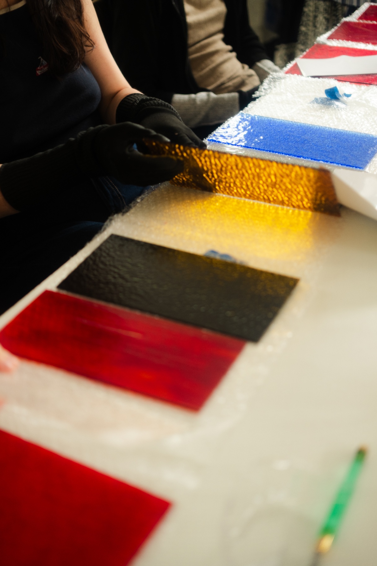 Sélection des verres de couleur sur la table de travail