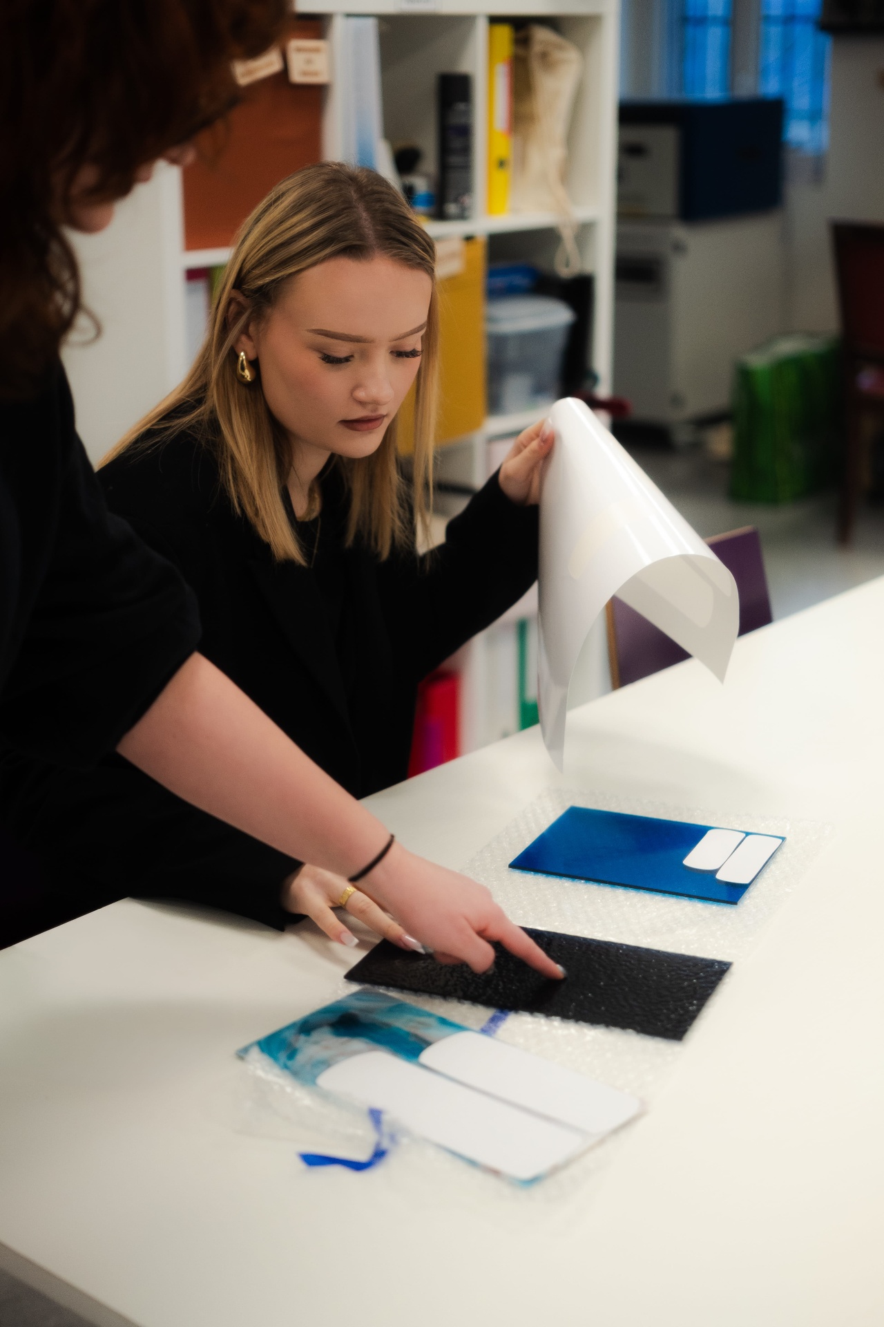 Sélection des verres de couleur sur la table de travail