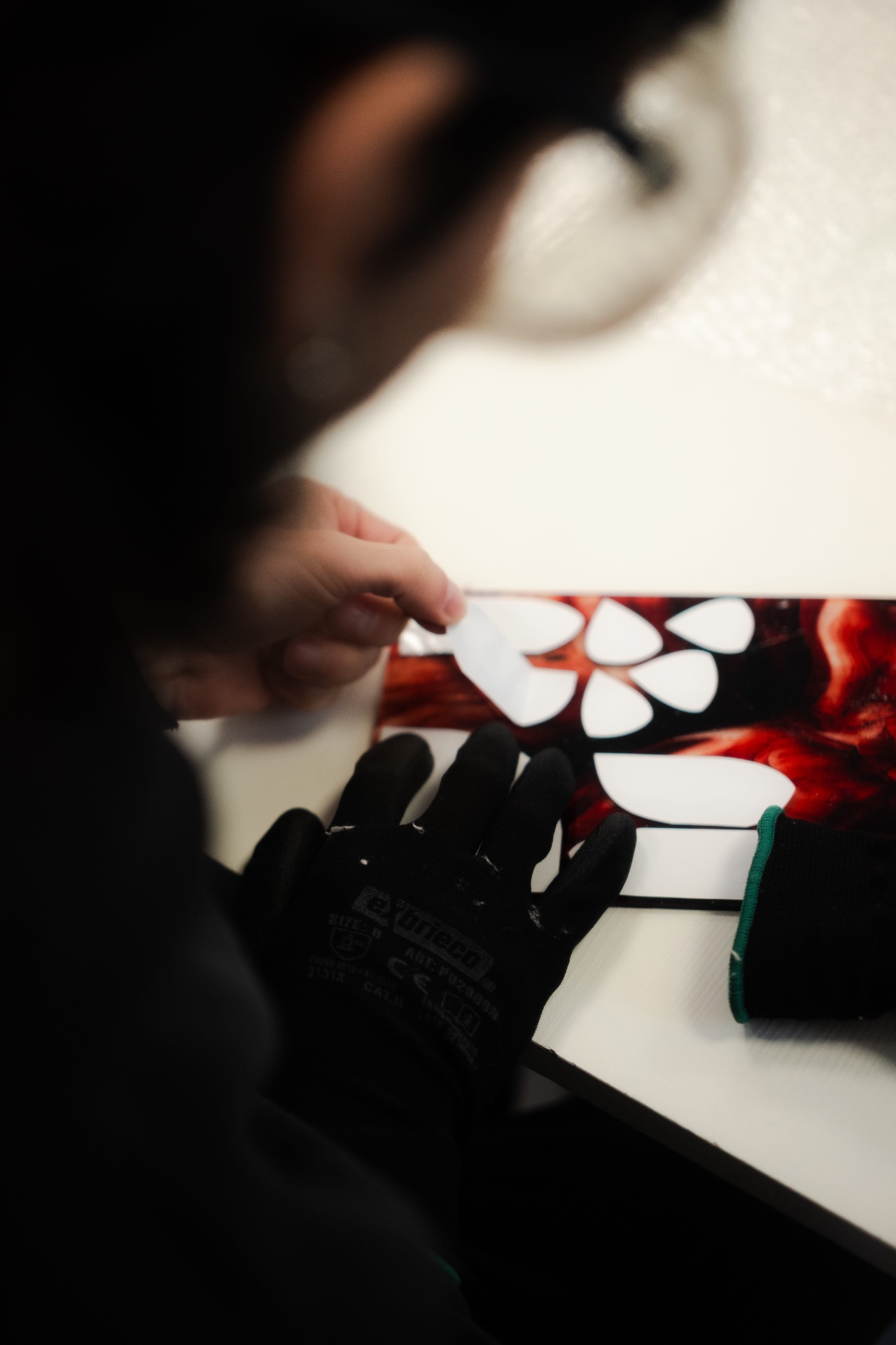 Positionnement de gabarits en pétales sur une plaque de verre rouge